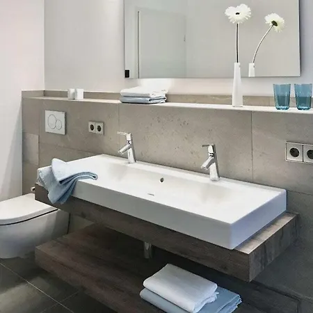 In With Swimming Pool سيبلينغين